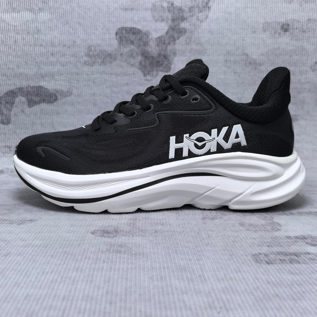 HOKA Clifton 10 跑步鞋適合所有性別，設計旨在防止滑動，透氣且耐用。OQSR