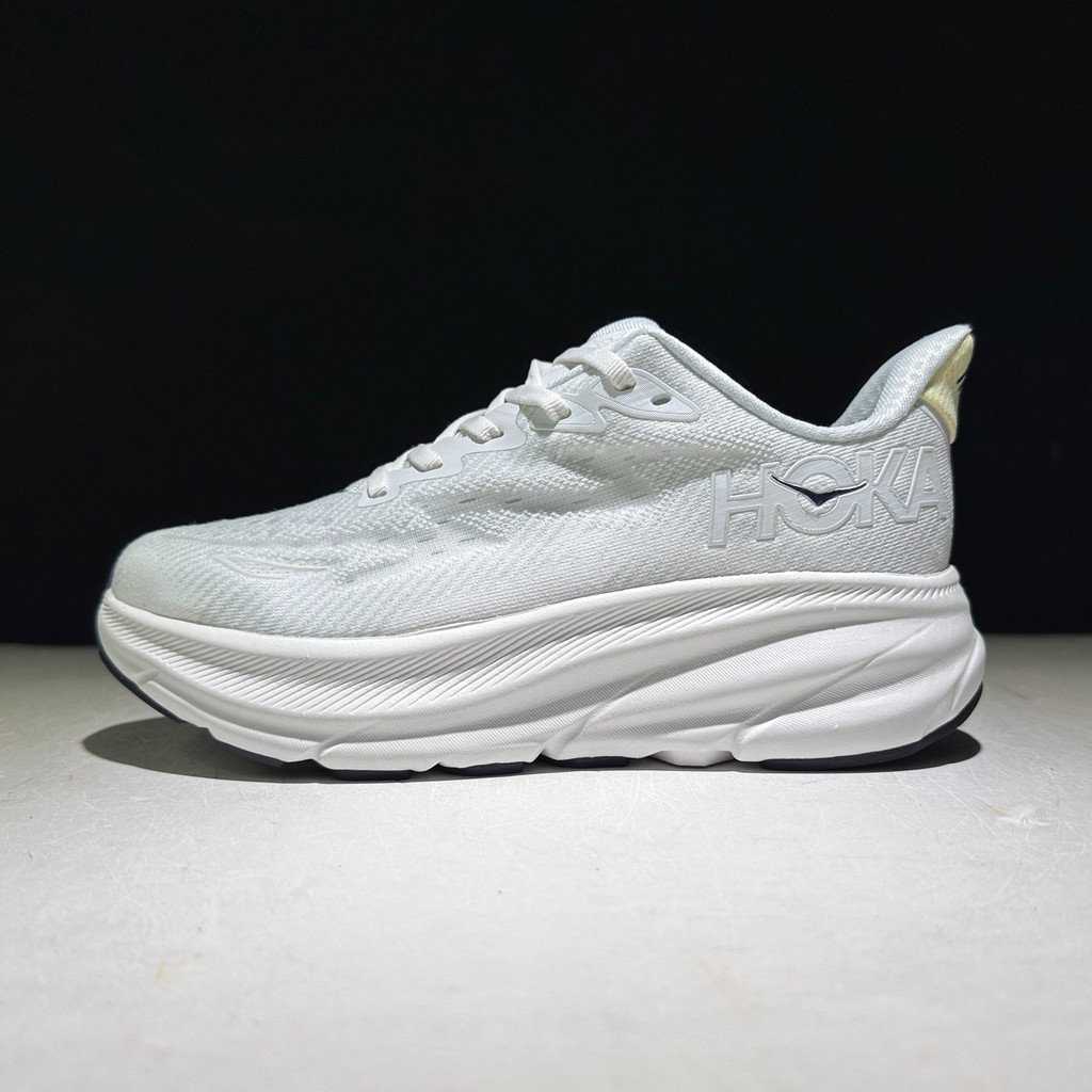 HOKA Clifton 9是一款舒適、輕便、透氣的男女通用跑步鞋。XHUX