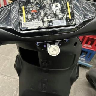 💥低價下殺💥磁吸支架 機車/電動車通用 勁戰 強力磁吸 防震不掉 安裝快速 騎行安全 機車支架 機車手機支架 直播架