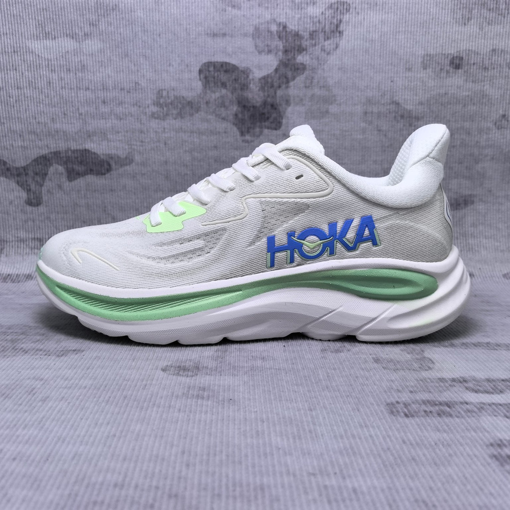 HOKA Clifton 10 跑步鞋，男女皆宜。設計具有防滑、透氣和耐用的特點。BETX