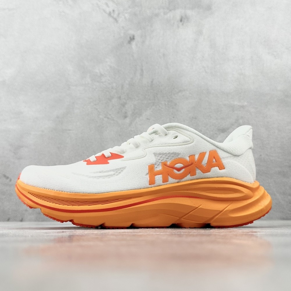 HOKA Clifton 10 成人跑鞋，專為馬拉松設計，提供舒適感和良好的透氣性。XOQY
