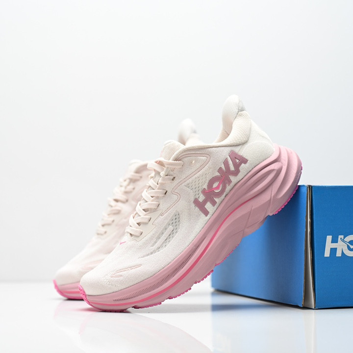 HOKA ONE ONE Clifton 10，舒適的女士跑步鞋。具有透氣性，並具有出色的減震性能。