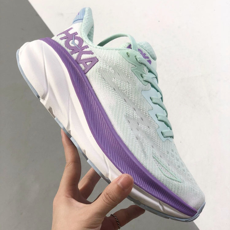 HOKA ONE ONE CLIFTON 9 跑步鞋具有減震、透氣、輕便的特點，適合男女穿著 OJU2 IYYL