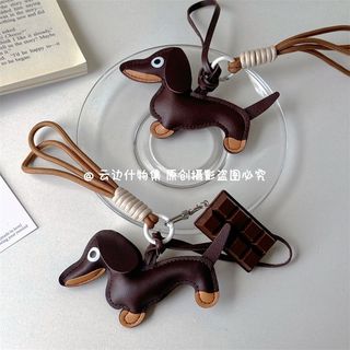 免運🔮ins風miu系同款包包掛件臘腸狗巧克力掛飾小眾皮質小狗鑰匙配件吊飾 情侶吊飾 鑰匙圈 包包吊飾 質感鑰匙圈