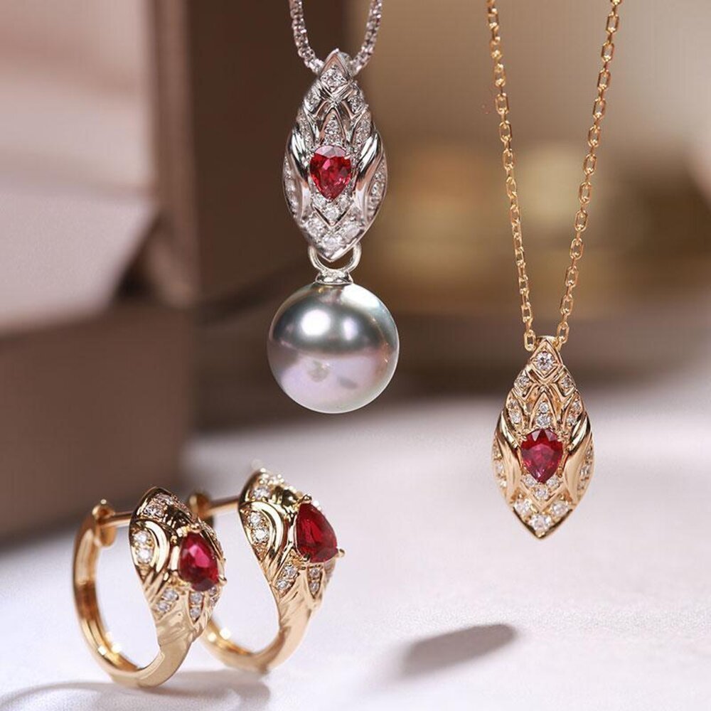 【海斯珠寶】紅寶靈蛇系列 18K金 鴿血紅寶石 鑽石 吊墜 耳圈 項鍊 大溪地鉑金灰珍珠 靈蛇造型 精工立體雕金工藝