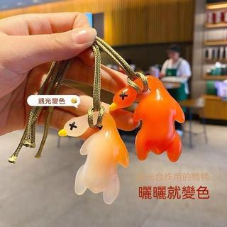 變色烤鴨車載掛件神器後視鏡紫外線大鴨子包包掛飾鑰匙扣車內裝飾