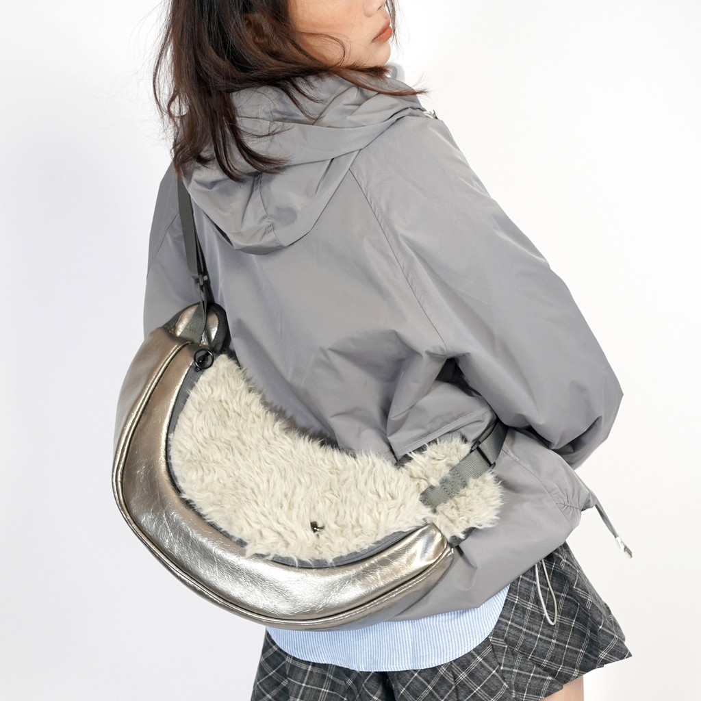 nullbag空形原創2025秋冬百搭毛毛包通勤毛絨斜背包女大容量銀色