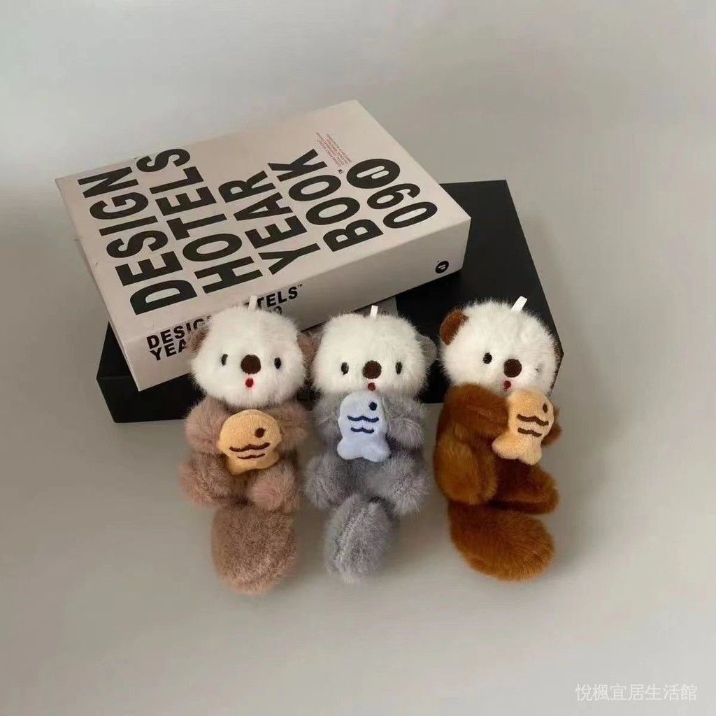 A❤特惠❤網紅可愛海獺吊飾掛件 海獺毛絨玩具 抱魚水獺公仔包包掛飾 玩偶鑰匙扣 吊飾 禮物 生日禮物 交換禮物 NF6N