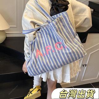 2025新款潮日韓字母APC單肩包大容量託特包條紋購物袋日常帆布包