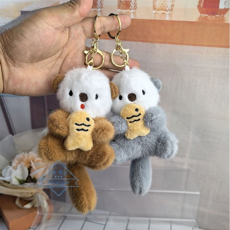 🔥台灣出貨 抱魚水獺吊飾 水獺吊飾 海獺吊飾 水獺娃娃 書包掛件 包包吊飾 禮物 交換禮物 生日禮物 鑰匙圈 鑰匙扣