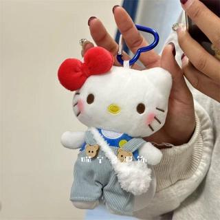 ✨️熱辣禁區✨️kitty包包吊飾 可愛背帶褲愛心扣挎包貓咪小公仔包包小掛件書包毛絨玩偶揹包掛飾