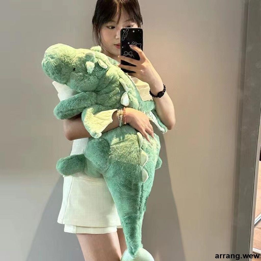 【龍年吉祥物】小飛龍毛絨玩具 恐龍玩偶 抱枕 睡覺抱枕 夾腿抱枕 床上玩偶 女生禮物 生日禮物 可愛抱枕 動物抱枕 醜抱