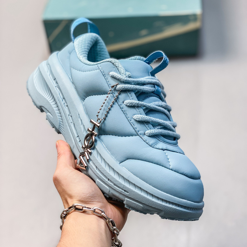 HOKA Bondi B3LS 山地戶外跑鞋採用厚泡沫鞋底設計,舒適,適合男女。