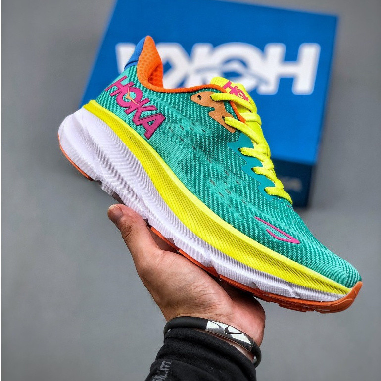 Hoka Clifton 9跑步鞋適合所有性別，尺碼範圍為36-46。