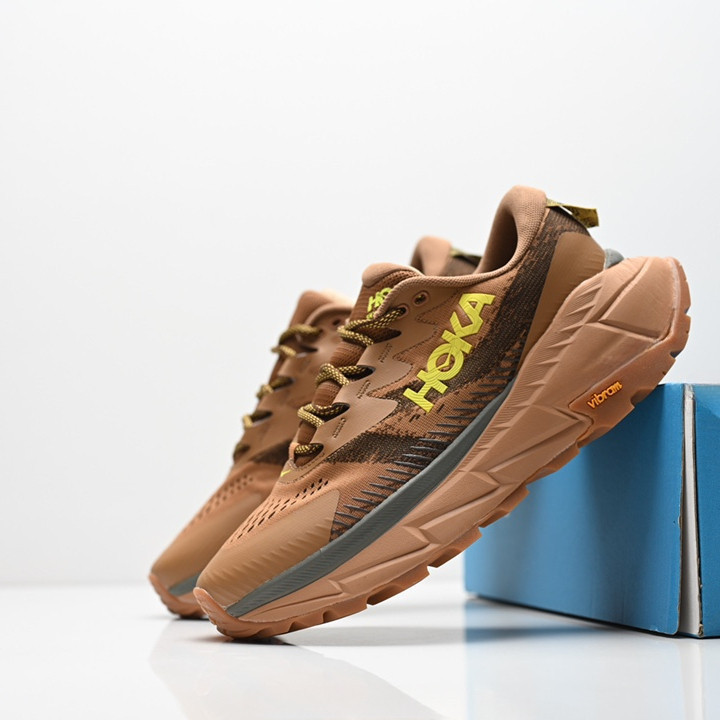 PAHI HOKA SkylineFloat X 跑步鞋旨在吸收衝擊力，適合在道路上進行訓練。