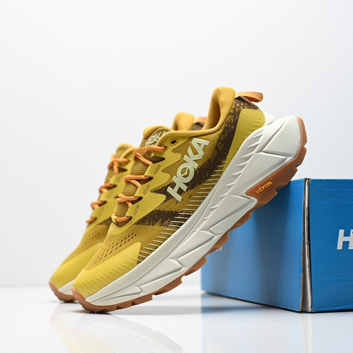 0IGU HOKA SkylineFloat X 男女通用跑步鞋配有泡沫墊以減少衝擊。