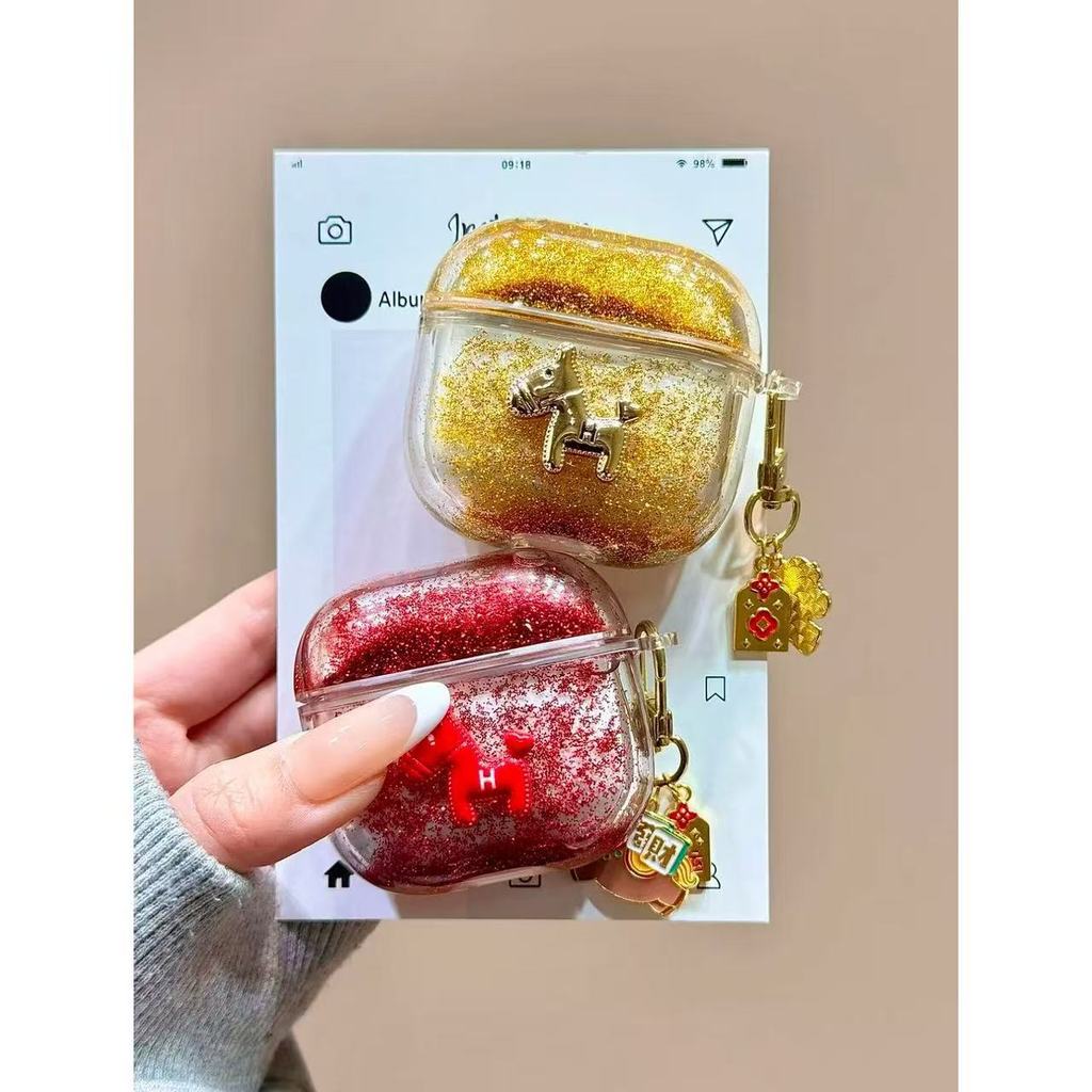 ✨熊·動漫實驗室✨馬年 馬上有錢 耳機殼 閃粉流沙立體小馬掛件蘋果airpods4耳機殻airpodspro3代1/2女