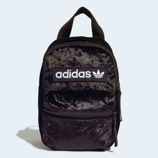 Adidas 愛迪達 Bp Mini ED5872 女 絨毛迷你後背包 收納 背帶可調 黑