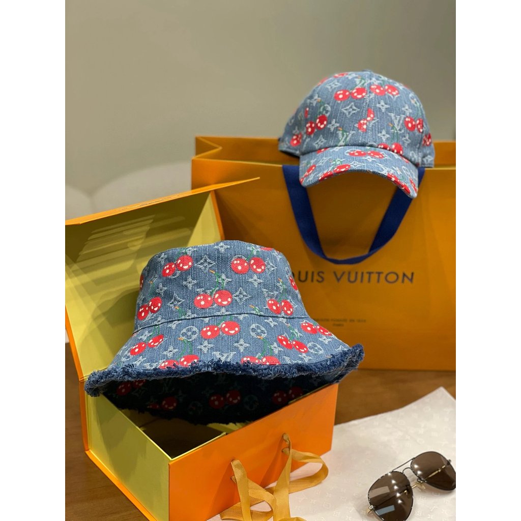 原單品質 時尚界的“櫻桃炸彈” 牛仔棒球帽來襲，（配盒子包裝 ）經典牛仔材質自帶復古基因，L老花與俏皮櫻桃圖案共舞藍調底