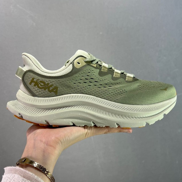 男女適用的Hoka Kawana 2和Clifton 9跑鞋。