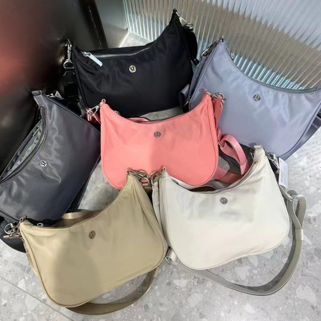 Lululemon City Essentials 單肩包 3L(3L 新月包):防水回收尼龍斜挎包/腋下包 - 時尚、