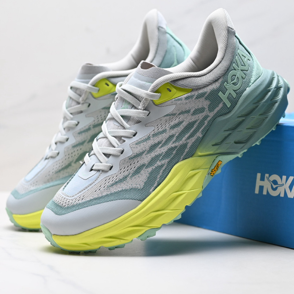 AQ7Z HOKA ONE ONE SPEEDGOAT 5是一款輕便、具有減震功能的跑鞋，適合各種類型的越野路。男女皆宜