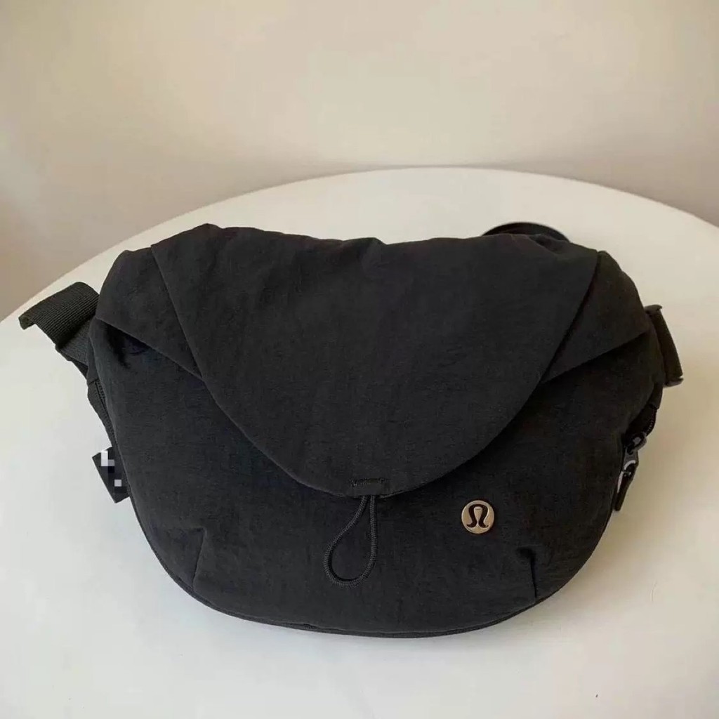 🐷臺灣寄出🐷日韓代購加拿大lululemon Curved Crossbody Bag露露樂蒙磁吸包 3L 休閒運動
