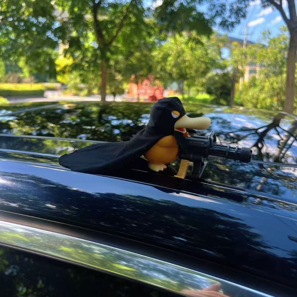 🌟灣灣出貨🌟【馬路悍匪】加特林可達鴨中控臺 創意車載裝飾品 車頂車尾公仔手辦 可達鴨擺件 可達鴨公仔