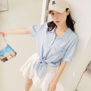 OB嚴選 細緻前綁帶口袋繡線造型短版上衣 《AB18844》大尺碼/現貨/女裝