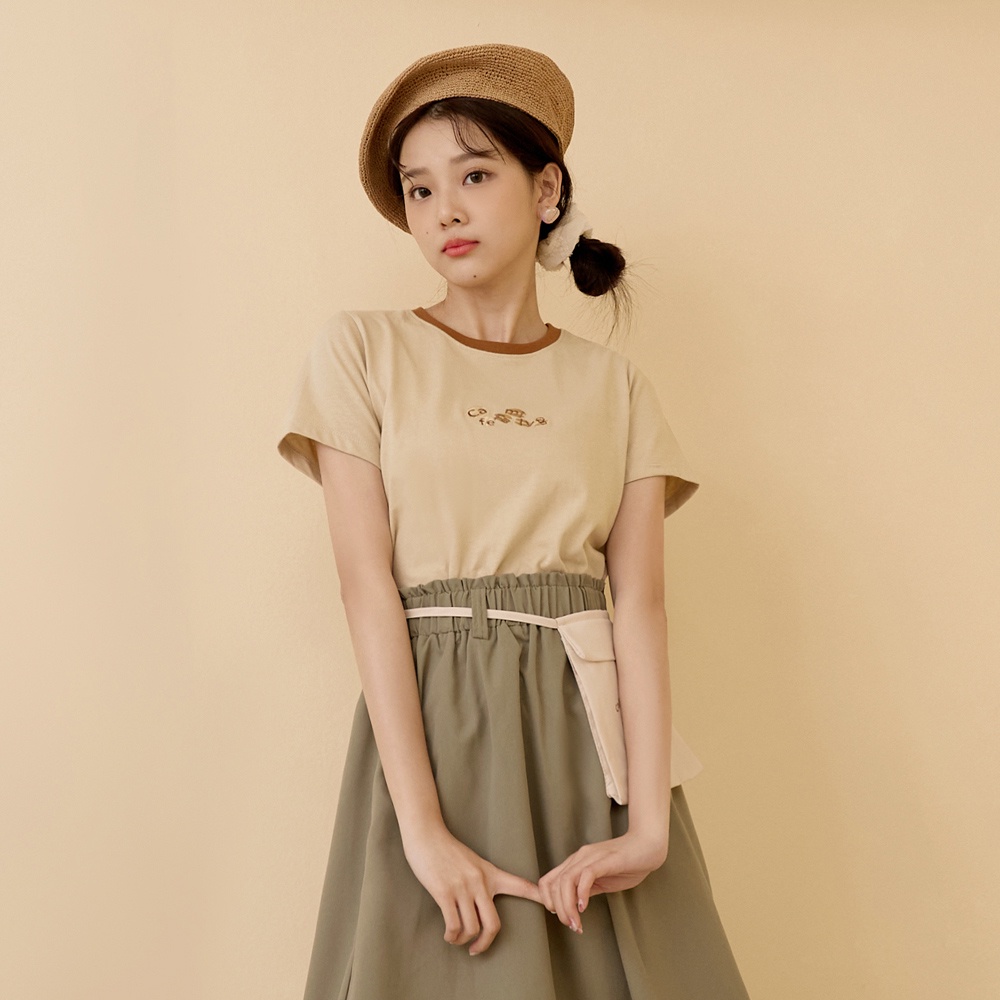 OB嚴選 咖啡廳家族．咖啡豆刺繡撞色滾邊短版TEE 《IG0014》大尺碼/現貨/女裝