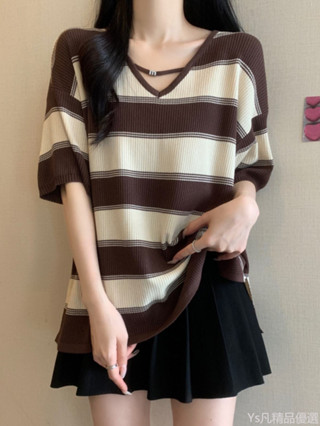 新款熱賣✨ 韓版 日系大碼女裝運動休閑短袖衣服 寬鬆顯瘦正肩中長款上衣夏季大碼胖mm咖啡色條紋V領冰絲短袖T恤女