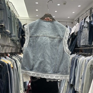現貨 新品熱賣 女生時尚蕾絲拼接無袖牛仔上衣 2025春季新款港風復古尚圓領珍珠扣牛仔馬甲百搭蕾絲邊無袖外套