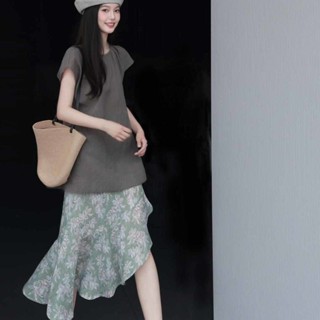 新款上新 時尚套裝 女夏季新款法式復古素色短袖 T恤 上衣 搭碎花半身裙 兩件套