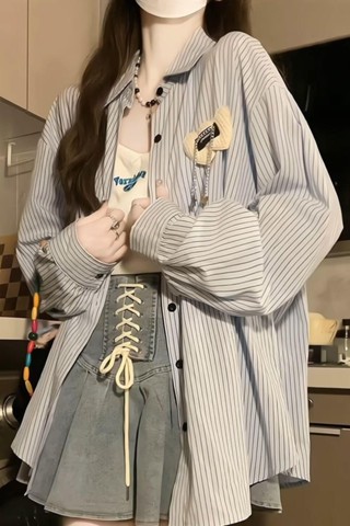女生衣著 短版上衣 FOR QUEENS 學院風藍色條紋長袖襯衫大尺碼女裝寬鬆設計感防曬襯衫