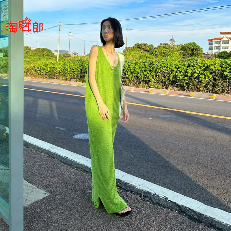 酪梨綠寬鬆顯瘦針織吊帶洋裝女2024新款秋季法式氣質露背長裙