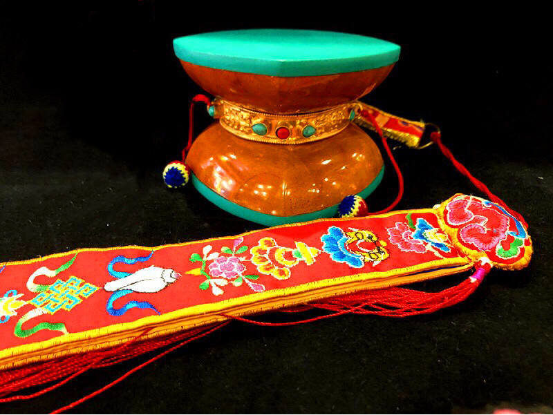 ♞,♘尼泊爾進口手鼓法鼓法器鎏金羊皮嘎巴拉法鼓紫檀木送鼓套 結緣免運

