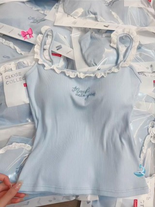 【30天熱銷1755件】甜妹奶藍色蕾絲邊字母刺繡吊帶背心帶胸墊女夏季打底外穿顯瘦上衣