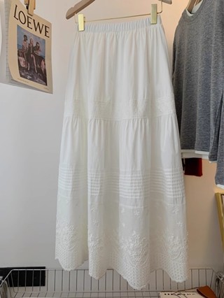 84588 白色蕾絲刺繡中長款半身裙
