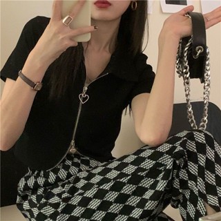 【壹禾yihoo】polo領黑色短款緊身t卹女夏季新款辣妹愛心拉鍊設計感短袖上衣女