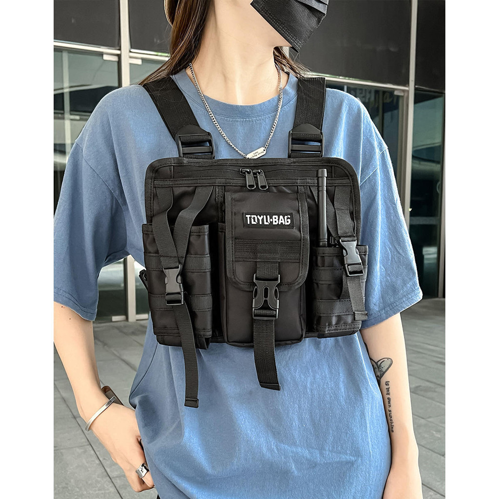工裝男士胸包潮牌2022新款街舞搭配背心包個性戰術背包機能馬甲包