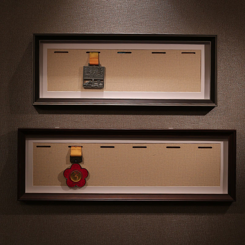 馬拉松獎牌獎牌收納實木框架桌子展示徽章紀念章證書展示架牆漢