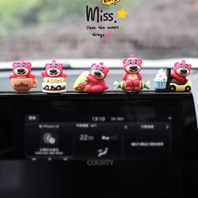 新款超萌可愛軟膠草莓熊車用擺件汽車中控臺電動車螢幕裝飾小擺件