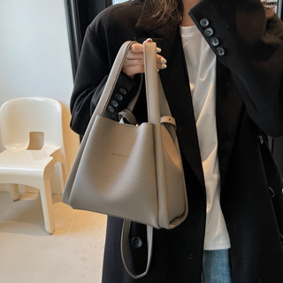 【Tina 包包】 今年流行包包女士2025新款韓版簡約百搭斜揹包通勤手提水桶包