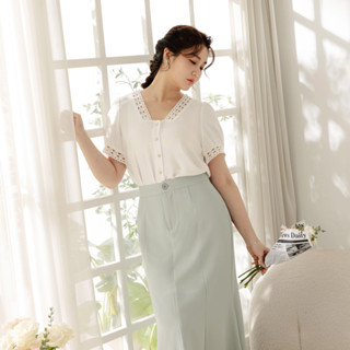 OB嚴選 雲朵自訂款-蕾絲拼接V領琥珀釦泡泡袖上衣 《AB19499》大尺碼/女裝/現貨