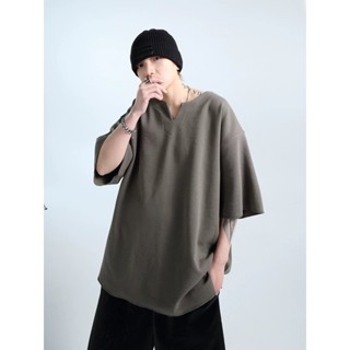 【百萬型男穿搭衣櫃】 策圖150.0kg大尺碼夏季簡約純色v領T卹男加大寬鬆顯瘦五分袖上衣潮流