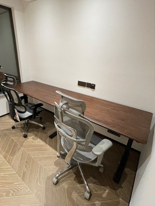 【可開發票】 黑胡桃木電動升降桌長家用智慧調節辦公室學習書桌電腦電競實木桌子