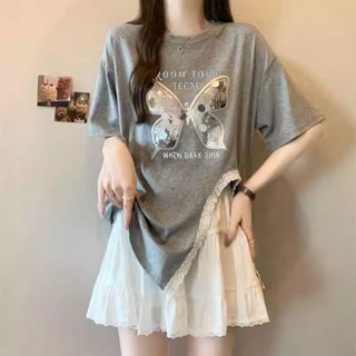 女生穿著 寬鬆洋氣時尚短袖 大尺碼蕾絲寬鬆蝴蝶刺繡短袖T恤女夏季胖MM顯瘦不規則開叉上衣