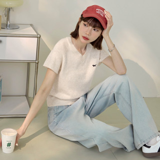 OB嚴選 小狗刺繡V領短袖針織上衣 《FA3114》