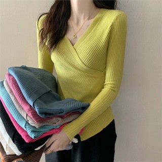 💕甜心大尺碼💕大尺碼設計感上衣女2024秋冬新款交叉v領純色內搭修身長袖針織打底衫潮