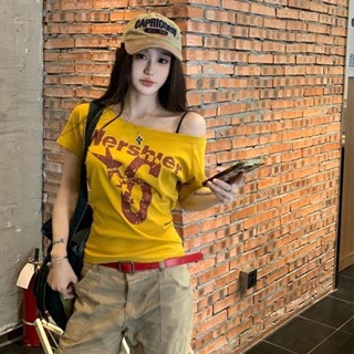 【臺灣現貨🔥 S-XL有彈性】純棉 美式辣妹 斜肩字母印花短袖 T恤 女夏季慵懶風 修身顯瘦短上衣 露肩短袖